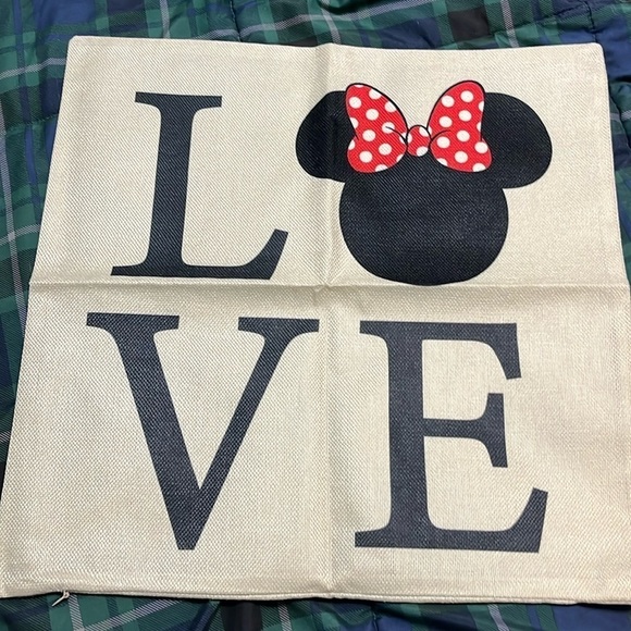 NWT 4 Disney Minnie Mouse Mickey Mouse Valentine's Day 18 x 18 pillow covers. - Picture 1 of 3